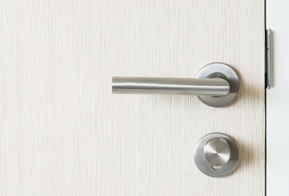 Повздорили с соседкой по квартире, и она решила сменить замок на двери ...