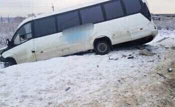В Калужской области после аварии автобус с детьми съехал в кювет