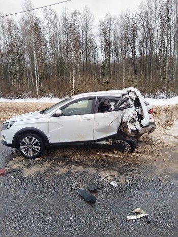 В Калужской области фургон разбил стоящую 