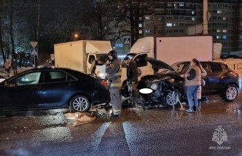 В Калуге на улице Кибальчича в аварии трех машин пострадал пешеход 