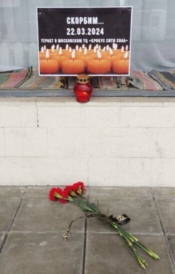 У кинотеатра "Центральный" в Калуге организовали мемориал памяти жертв теракта в "Крокусе"