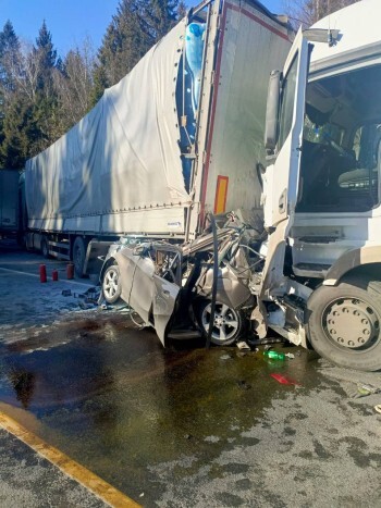 На калужской трассе в массовой аварии семи машин погибли два человека