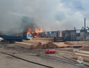 44 спасателя и 14 спецмашин тушили крупный пожар на складе в Калуге