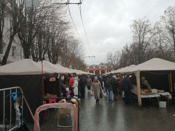 В Калуге из-за непогоды перенесли традиционную ярмарку у сквера Ленина