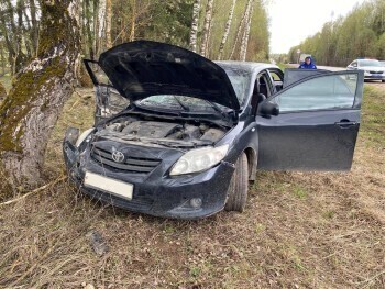 В Калужской области после наезда "Тойоты" на дерево умерла женщина