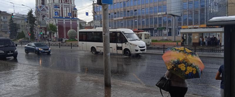 В Калуге ещё на сутки задержится гроза, дождь и сильный ветер