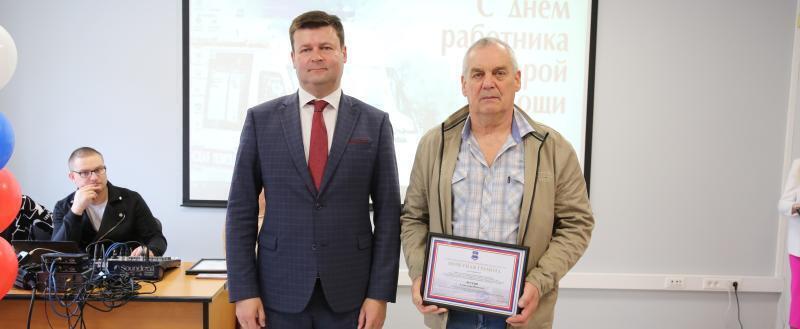 Юрий Моисеев поздравил работников скорой помощи