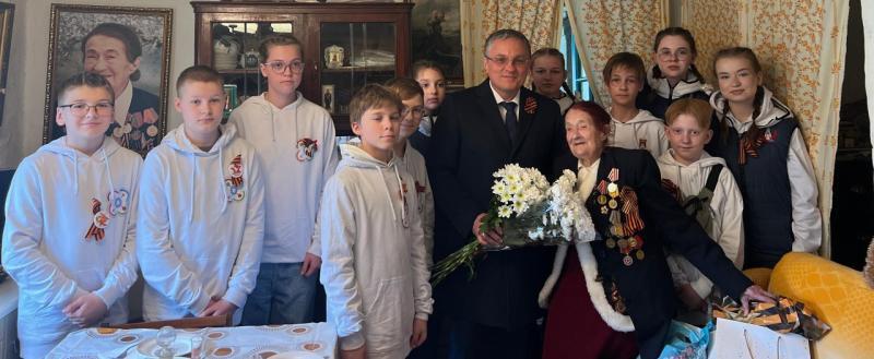 Дмитрий Денисов поздравил 103-летнюю освободительницу Калуги с Днем Победы