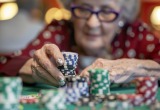 Мама начала играть в покер. Думали, что просадит все деньги, но она смогла нас удивить