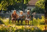 Муж построил лавочки для соседских бабушек, а они устроили ему настоящую травлю