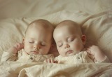 Положили сыновей-близнецов спать на одну кровать, а бабушка устроила истерику из-за дурацких суеверий