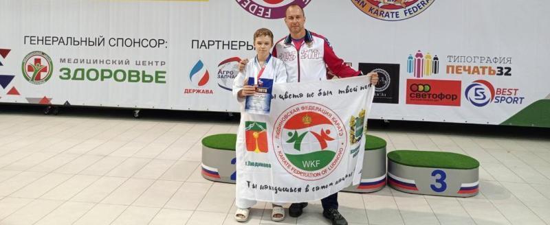 https://93c910bd-aeee-4bcd-88a9-0fc90a85aef0.selcdn.net/media/image/2024/8/bronza-v-brjanske-s-trenerom.jpg Минспорта Калужской области