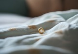 Обнаружила в кровати чужую женскую сережку, а муж, предатель, еще и на соседа пытался вину свалить