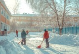 Вместо физкультуры дети чистили снег. Но здоровый дух в здоровом теле не появился &ndash; сын слёг после такого урока 