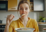 Коллега уронила в декольте кусочек рыбы и не заметила. А весь офис, кроме меня, не решался ей сказать об этом