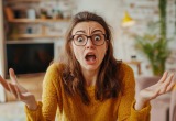 - У меня младенец на руках! Тебе сложно ещё одного ребёнка из школы забрать? - орёт сестра