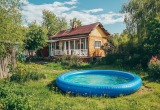 Сосед решил самостоятельно установить бассейн, в результате чего затопил наш участок