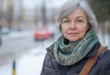 — На Пасху принято ходить друг к другу в гости, — пропела соседка, стараясь заглянуть в мою квартиру
