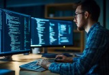 Не сплю из-за соседа-айтишника, который работает по ночам