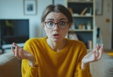 - Да она сама со всеми конфликтует! Вот у меня в школе почему-то таких проблем не было! - фыркает дочь