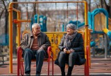 Пенсионеры оккупировали нашу детскую площадку, но нам удалось с ними справиться