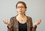 - Ты что, какие очки? Я не хочу, чтобы ребёнка травили в школе! - возмущается дочь