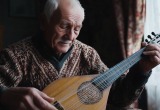 На пенсии научился играть на гуслях, а сын меня обозвал скоморохом