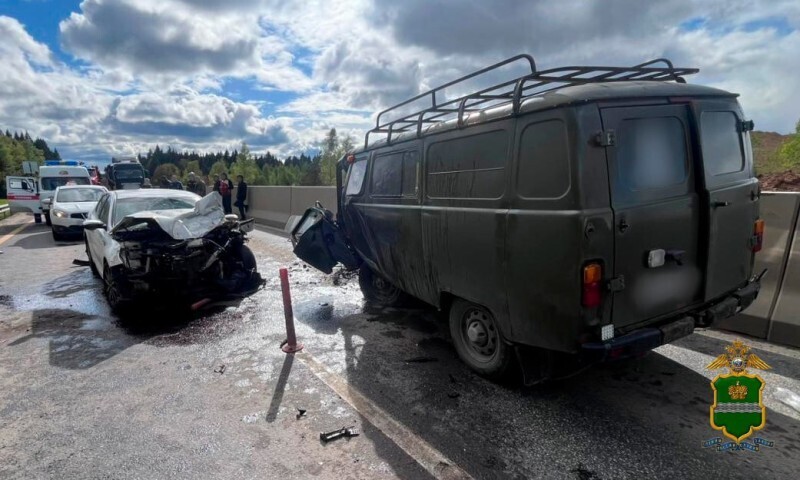 На трассе М-3 столкнулись три автомобиля
