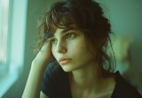 - Я воспитываю ребёнка по науке, а твой растёт, как сорная трава! - смеётся сестра