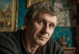 - Да все знают, что бабы тупее мужиков. Но зато вы красивые, - хохочет свёкор