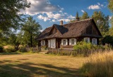Мама на пенсии продала дом, в котором выросли мы с сестрой. Она рада, а я грущу по этому поводу