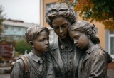 В школьном дворе решили поставить никому не нужный арт-объект, а платить за него должны родители
