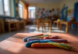 В детсаду один мальчик вечно кидает дочке пластилин в волосы. Но я его маме тоже привет передала