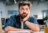 Устроился на работу к знакомому. Думал, буду в шоколаде, а он гоняет меня сильнее, чем других работников