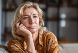 Мать разорвала со мной все связи, когда я вышла за парня без образования, а теперь требует заботы
