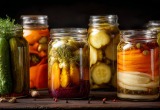 Мать на даче заставляет доедать прошлогодние заготовки, чтобы освободить банки. Хоть не приезжай!