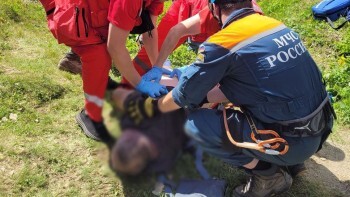 Вертолет МЧС эвакуировал тело погибшего калужского туриста с Черкесского перевала