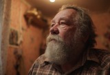 Отец с деменцией постоянно бежал на дачу, и мы решили «доставить» грядки ему домой