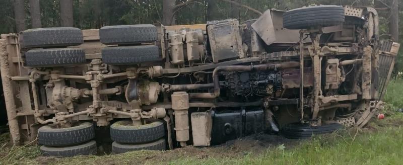 МАЗ перевернулся в кювете в Калужской области