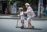 Мама вышла на пенсию и встала на самокат. Совсем сдурела!
