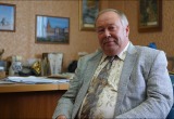 Каждый квартал шеф обещает нам премию, но в итоге плачется и говорит что денег нет. Зато сам по заграницам катается