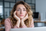 Коллега постоянно ноет, что её на работе нагружают больше всех. Уже достала своими жалобами весь коллектив