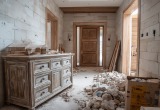 Соседи после ремонта в квартире уехали, и мусор с площадки пришлось убирать нам. А теперь они и шкаф вытащили