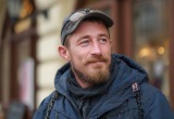 - Как на чужие деньги живется? - ехидно поинтересовался сосед, решивший, что я украл его пенсию