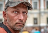 Увидели, как новый сосед выбрасывает мусор, и пришли в ужас всем двором