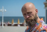 Только отшила настырного соседа, как обнаружила у себя под окнами скрытую камеру