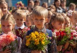 Мамаша поняла, что ее дочь не будет звонить в колокольчик на 1 Сентября, и устроила дебош на линейке