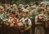 Активистка из родкома решила стилизовать линейку, посвященную 1 Сентября, под праздник времен СССР