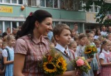 Учительница использовала суматоху и радость на линейке 1 Сентября, чтобы записать всех на свой платный кружок