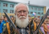 Чтобы «развлечь» детей, дед приволок в школу на 1 Сентября две сабли